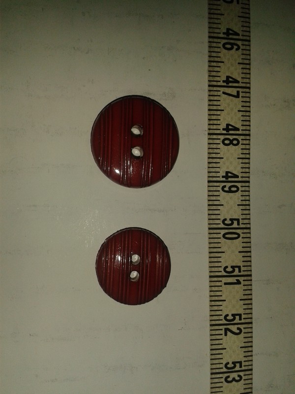 knoflík bordový s proužky gütermann vel.24 (15mm) 2 dírky