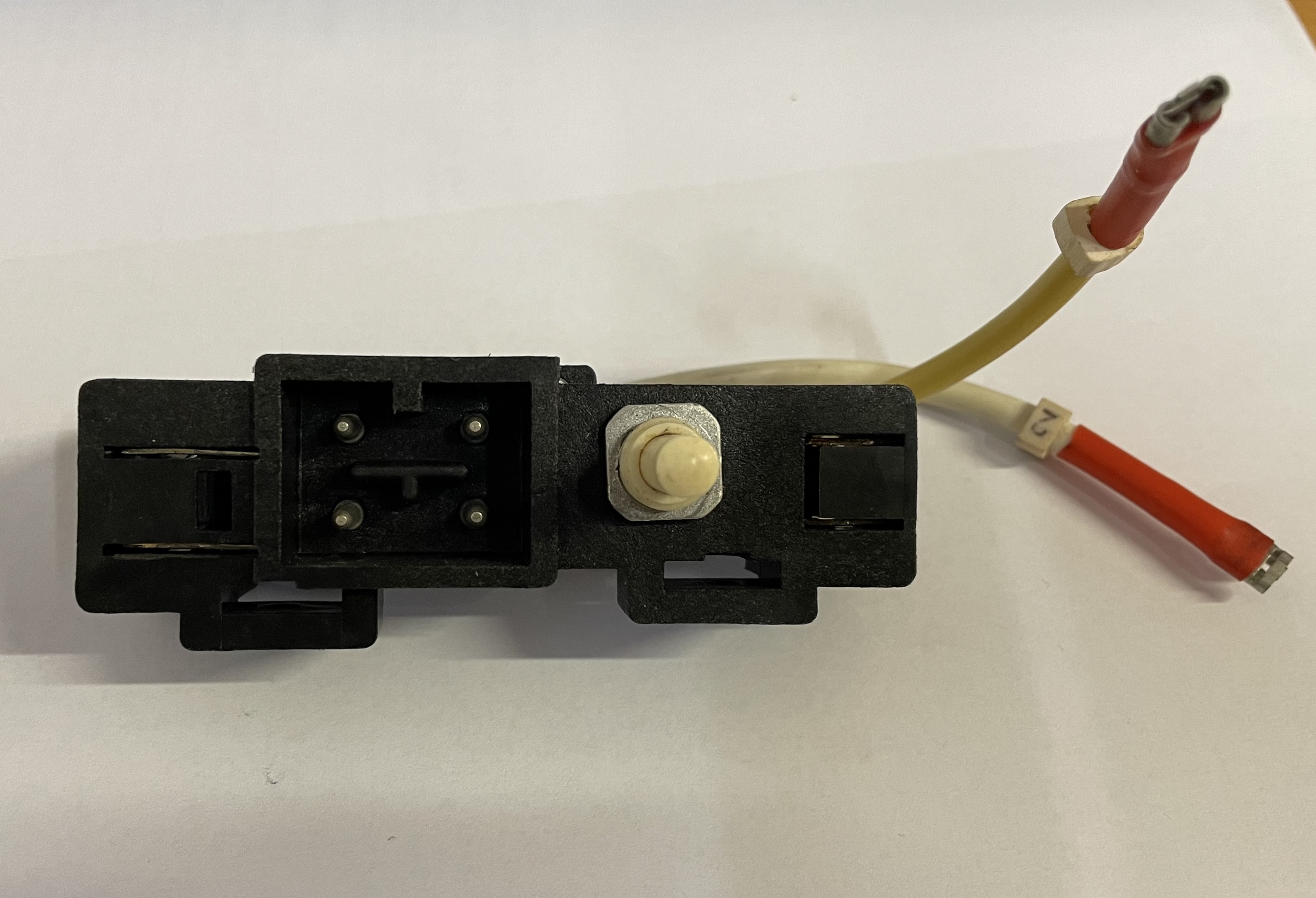 zásuvka s vypínačem pro šicí stroje Veritas-1