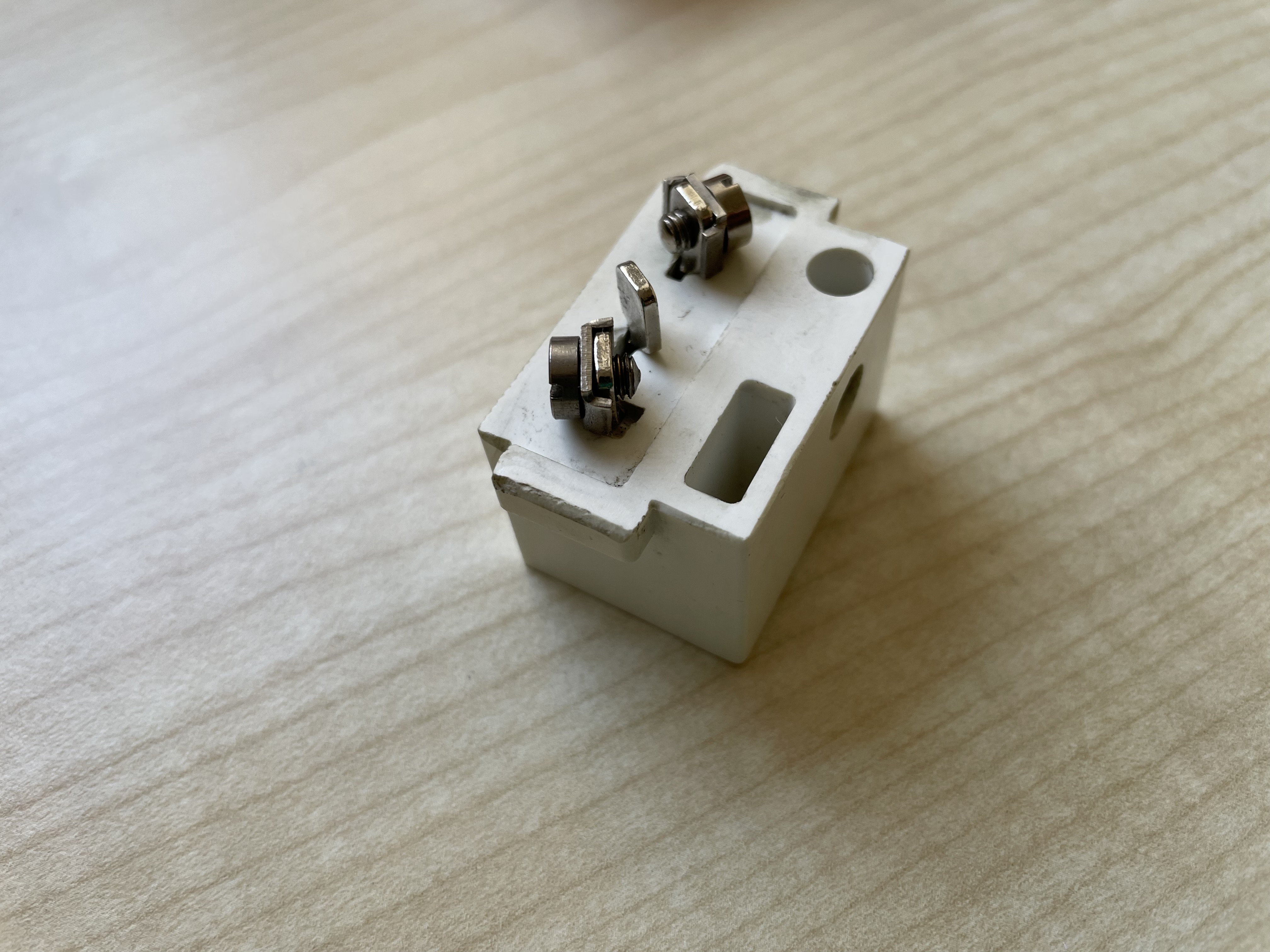 zásuvka / svorkovnice na motor šicích strojů (použitá)-1