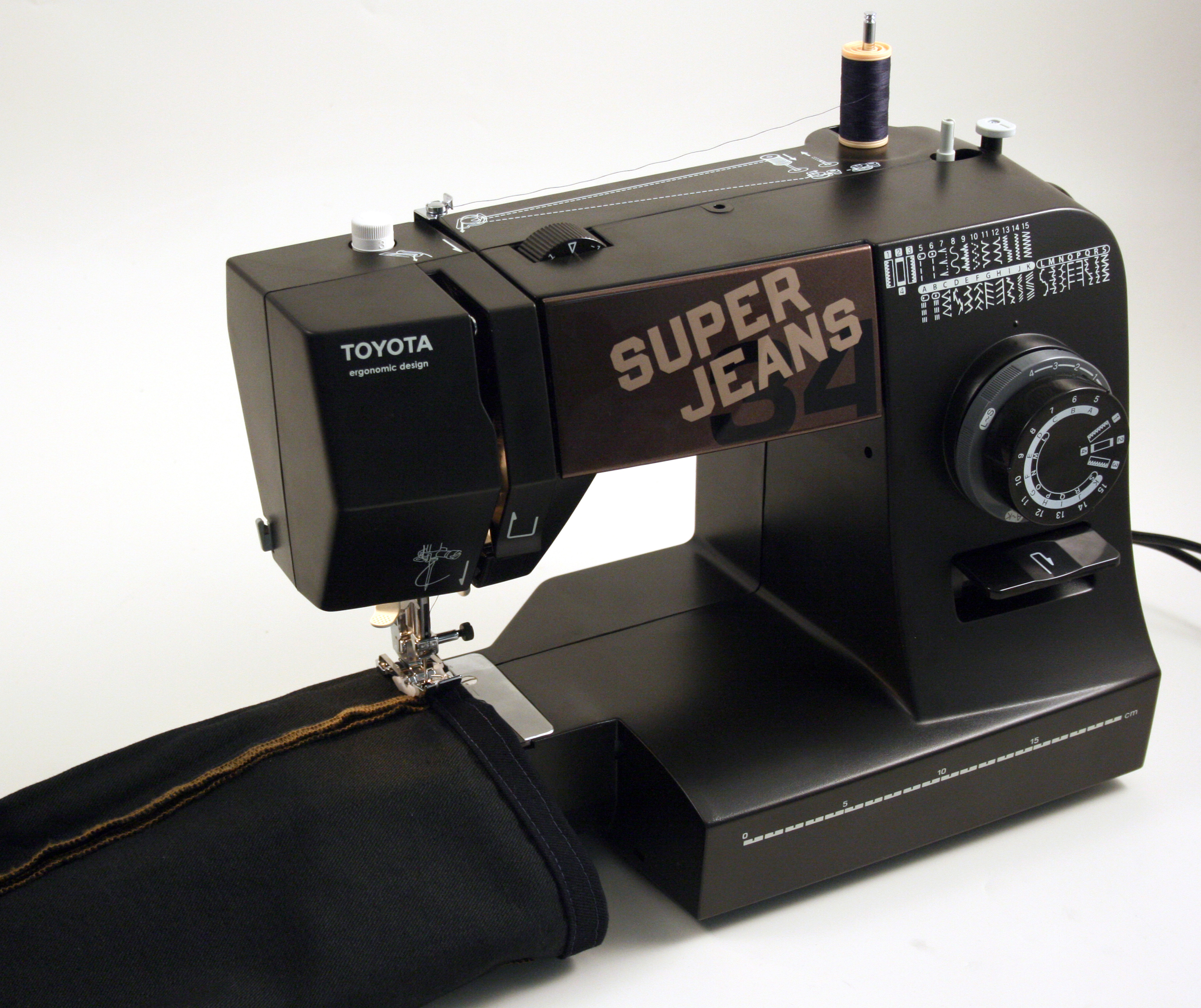 šicí stroj Toyota Super Jeans 34PE + stolek-2