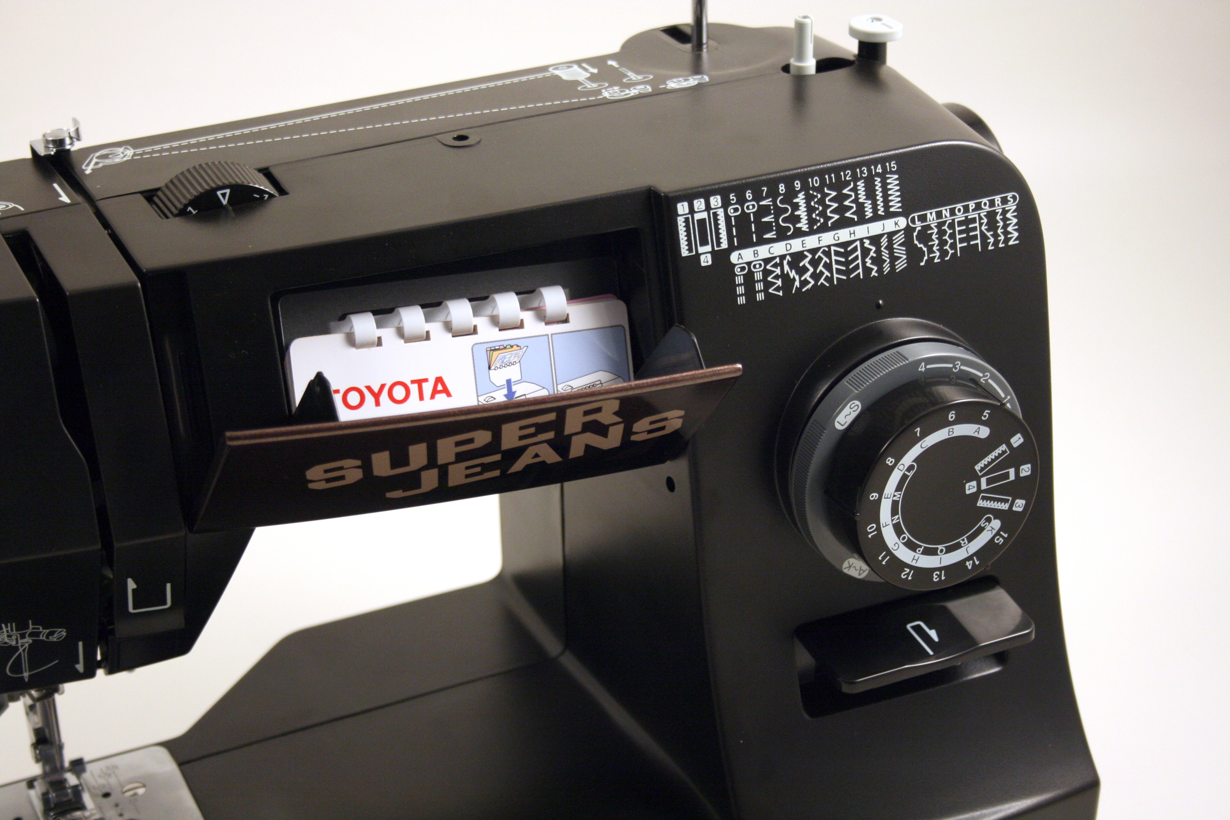 šicí stroj Toyota Super Jeans 34PE + stolek-4