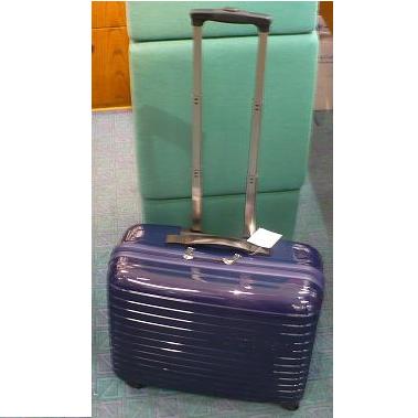 modrý cestovní kufr na kolečkách pro šicí stroje-1
