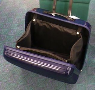 modrý cestovní kufr na kolečkách pro šicí stroje-