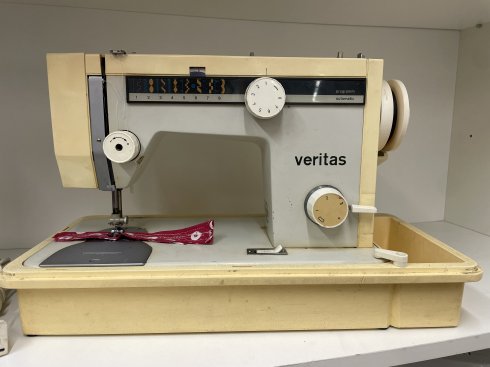 repasovaný šicí stroj Veritas 8014/39 v kufru